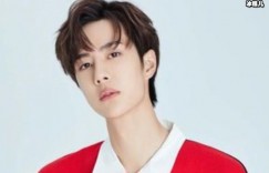 王一博在《天天向上》的旧照，一个人坐角落玩干冰可爱爆