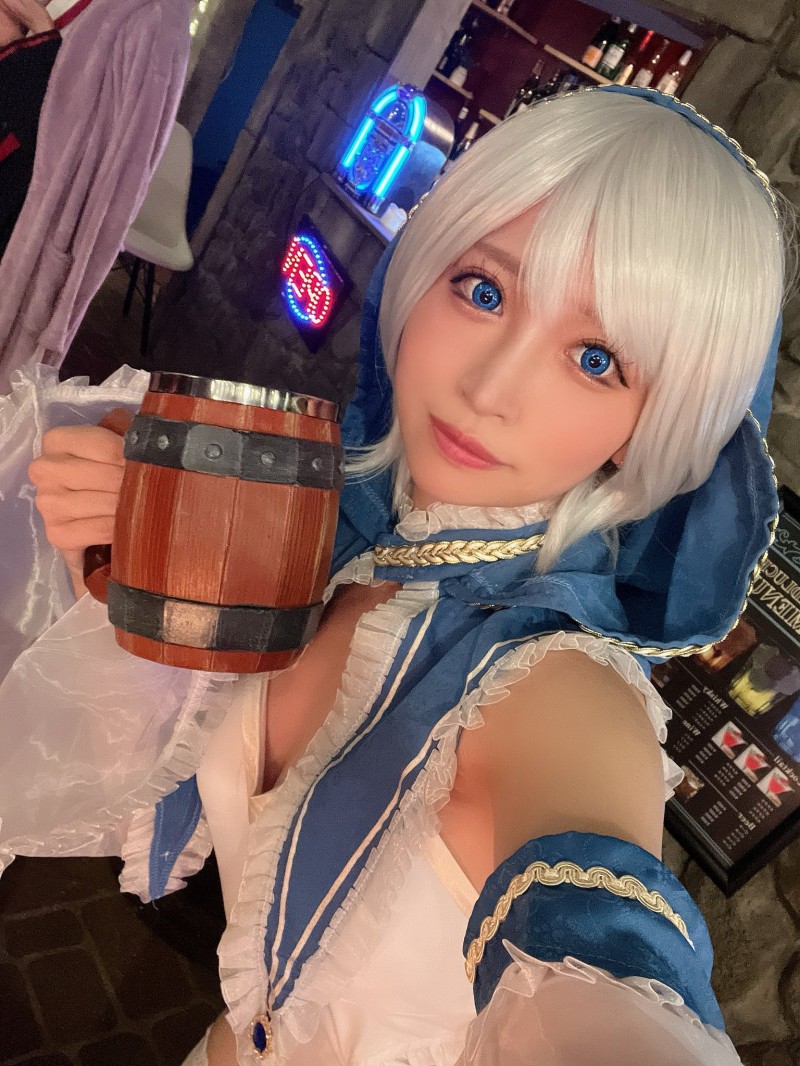 洗澡时睡衣被拿走⋯于是她只好变成 Cosplay 高手惹！