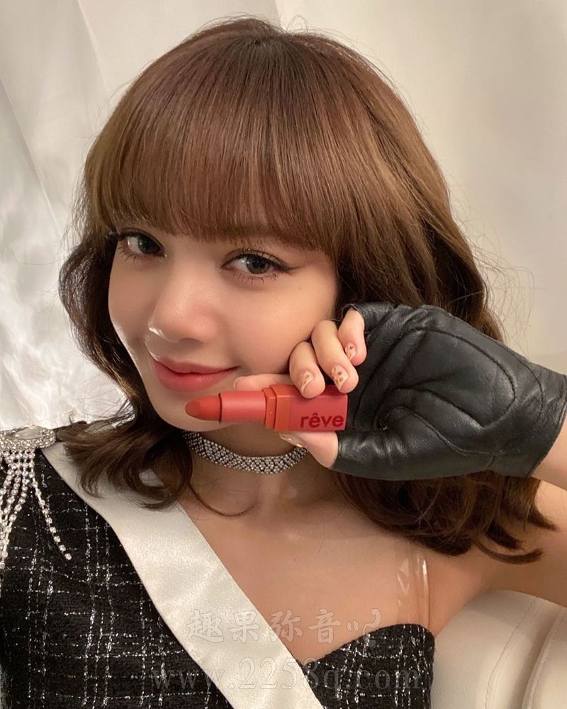 BLACKPINK Lisa喜迎23岁生日，发布限量个人影集《0327》留念！
