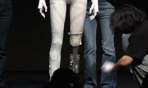 小鹏机器人是真是假?何小鹏现场直接剪开衣服自证 小鹏机器人是真是假?何小鹏现场直接剪开衣服自证