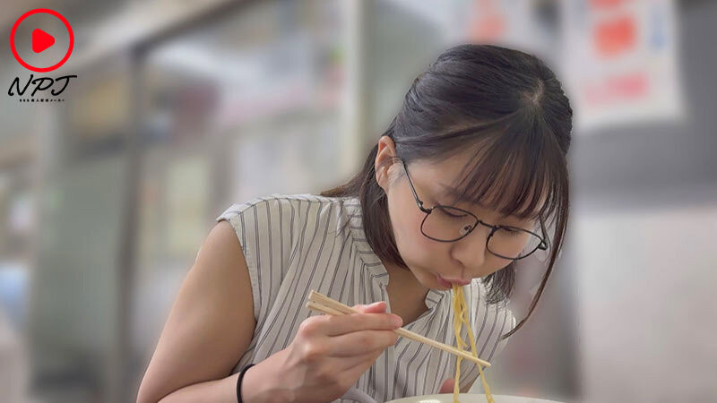 由衣陽菜(由衣阳菜)作品NPJS-247发布!这位被交友软体钓到、胸部很大还有一双大长腿的饥渴眼镜妹是?