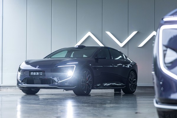 新款阿维塔12实车首次曝光：设华为乾崑智驾Logo