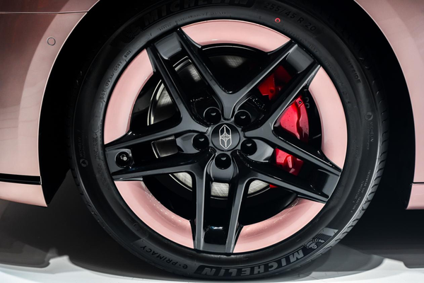 余承东公布享界新色,粉色享界S9T亮相上海AWE