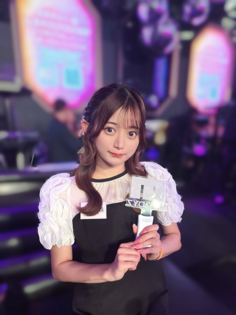 在迪士尼被认出来!发片机器的她不开心!