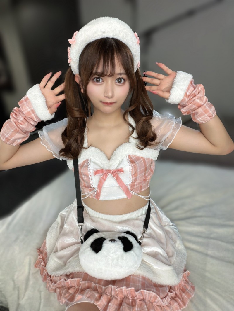 在迪士尼被认出来!发片机器的她不开心!