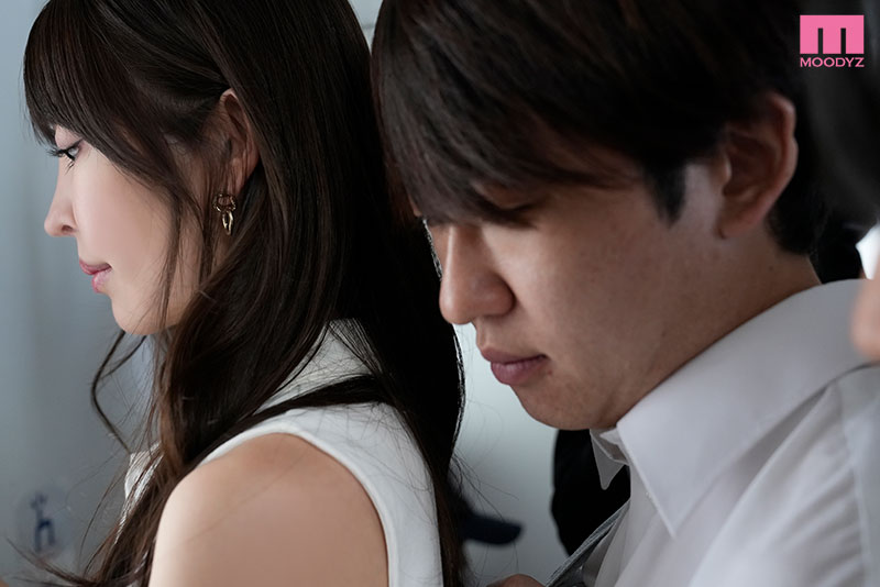 森日向子作品MIKR-082发布!「黑丝美腿正妹教师」在满员电车里引诱学生当痴汉!