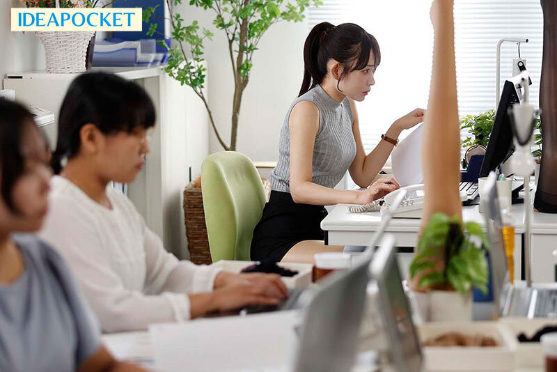 古乃穗乃(PFES-129) 让美乳女前辈「每天用美腿丝袜帮我服务」,「超养眼黑丝视角」有够勾人!