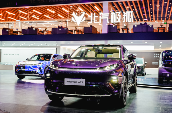 极狐汽车 极狐阿尔法T7成都车展首发亮相 8月26日正式开启预售