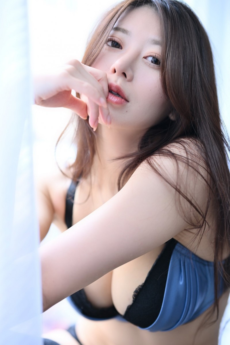 人见人爱的家庭主妇篠原伊代 (Iyo Shinohara) 荣获大奖！