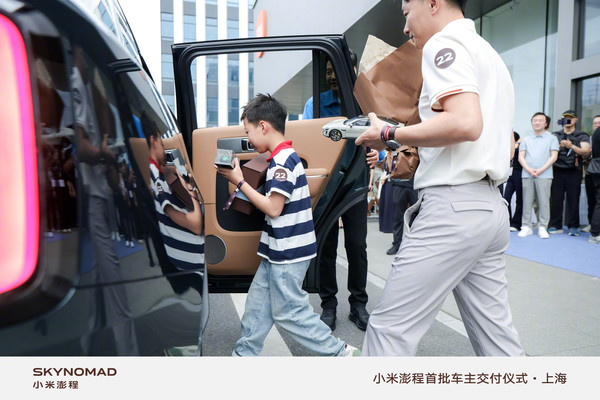 雷军为30位小米澎程车主交付新车 有车主带父母看3次
