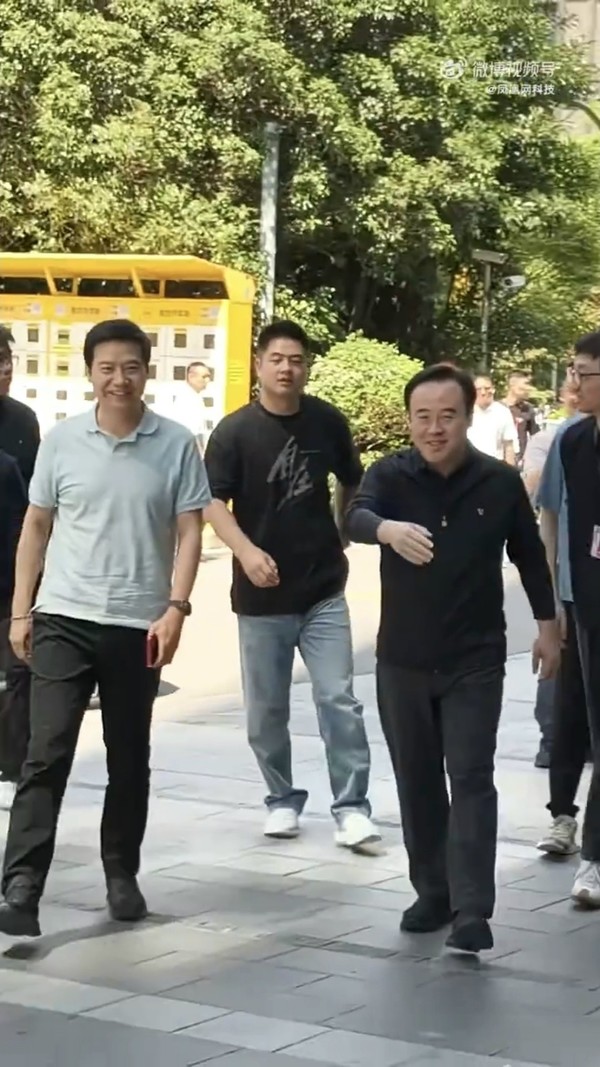雷军到访B站总部 雷军到访B站总部 陈睿亲自迎接并打出“欢迎B站UP主”